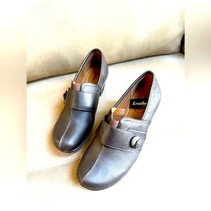 New Thom McAn Leather clogs